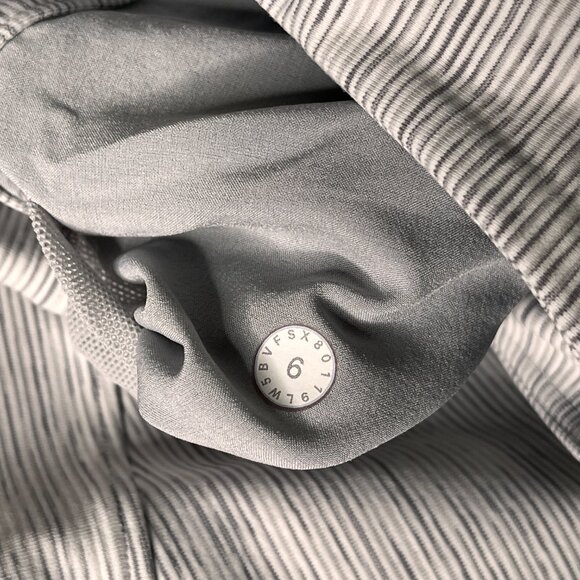 Lululemon On The Fly Pant Vertical Pinstripe Heather Grey/White Size 6 Luxtreme - Picture 13 of 14